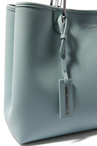 حقيبة يد متوسطة بطبعة جلد الغزال بشعار الماركة